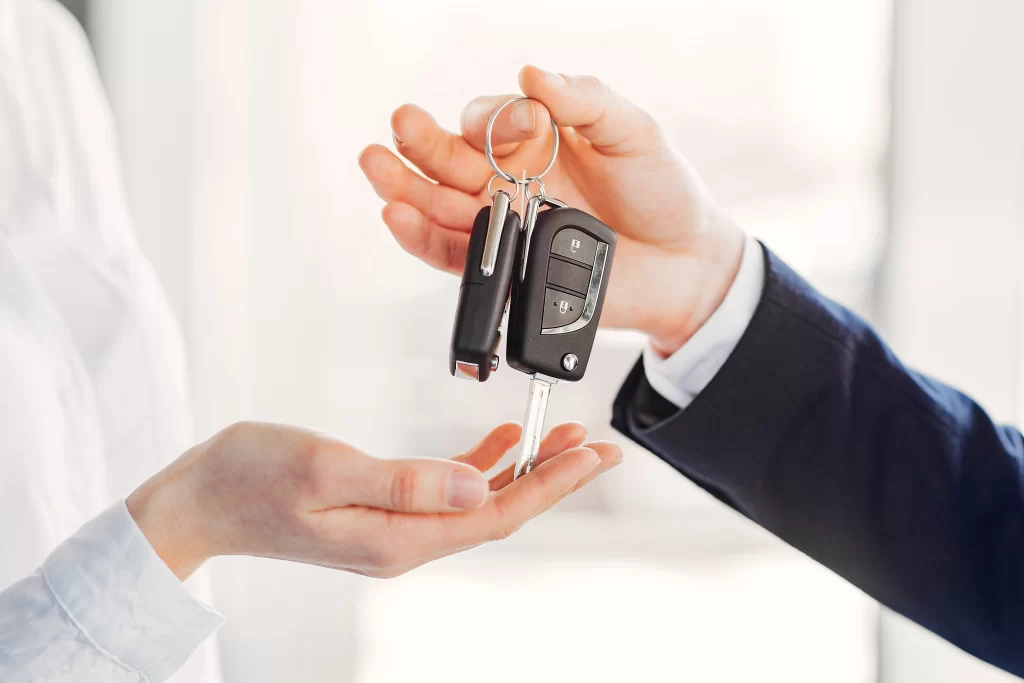 Entrega de llaves para iniciar el proceso de seguro de auto.