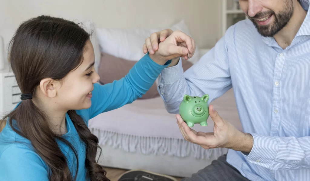 Papá e hija juntan dinero en representación de la poliza de seguro vigente