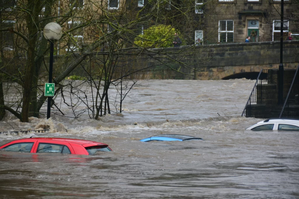 Inundación masiva que genera la sumersión de varios coches.