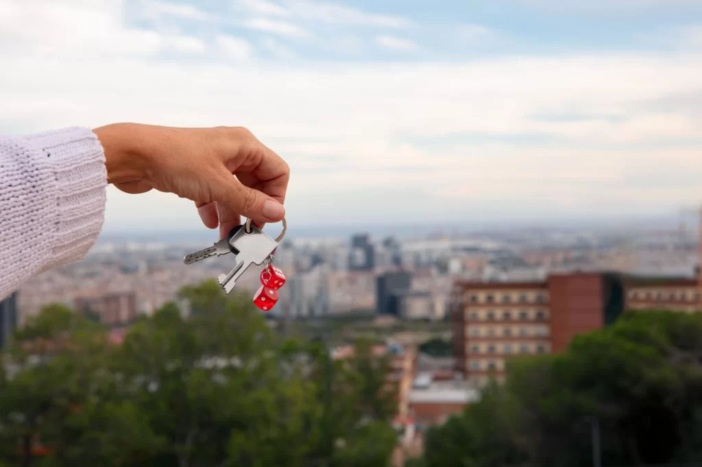 Llave de un hogar con llavero de dados rojos.