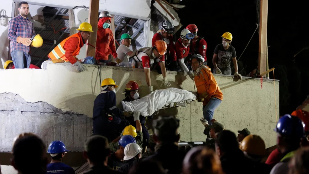 Fotografía del 2017 que muestra la unión mexicana tras el terremoto de ese año.