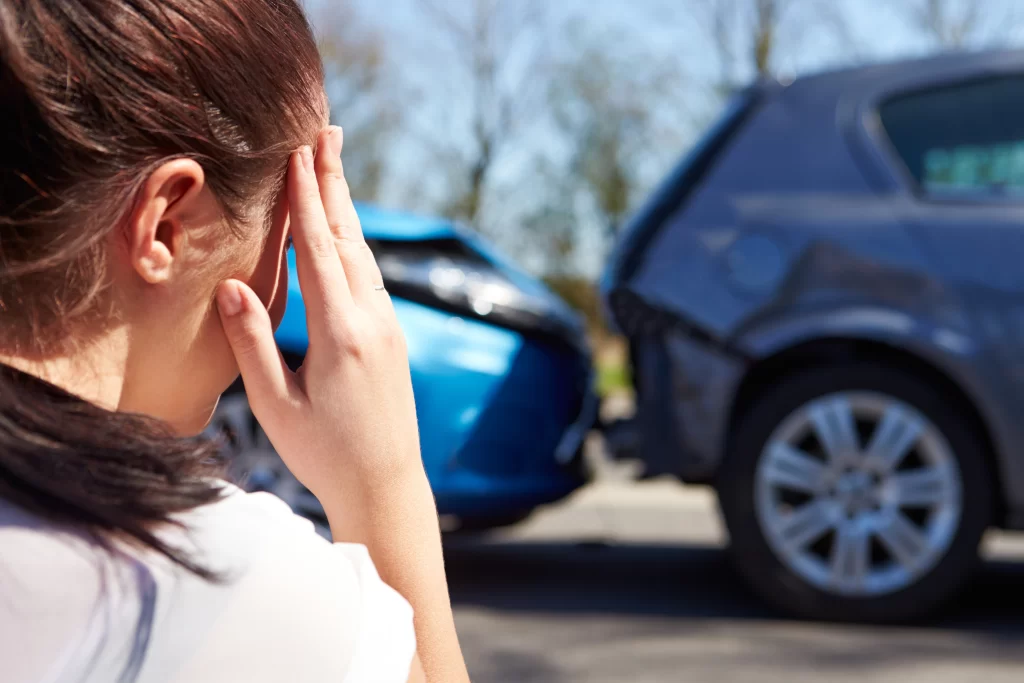 Mujer sufre imprevisto en carretera y está preocupada por no contar con seguros para viajar.