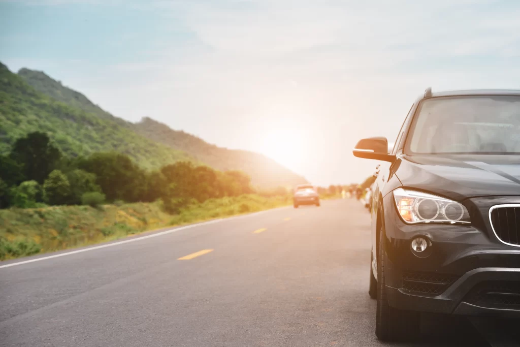 Auto en carretera en representación de la importancia de los seguros para auto cuando se viaja en carretera.