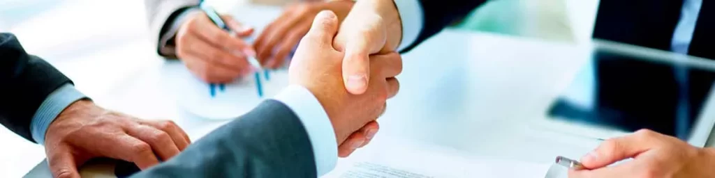 Manos se unen en señal de que un contrato ha sido cerrado.