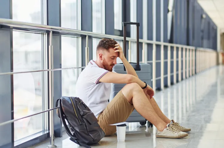hombre estresado en aeropuerto