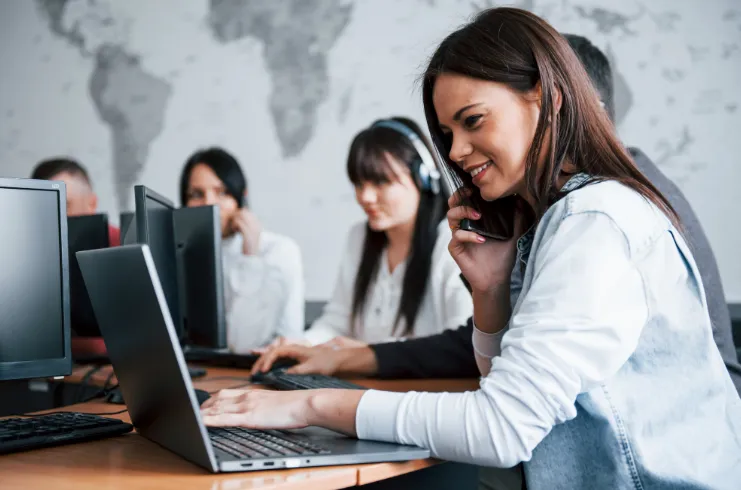 mujer en llamada feliz
