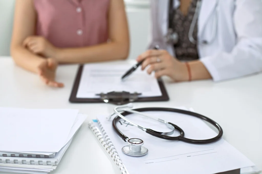 Doctor atendiendo a paciente con Seguro de Gastos Médicos Menores